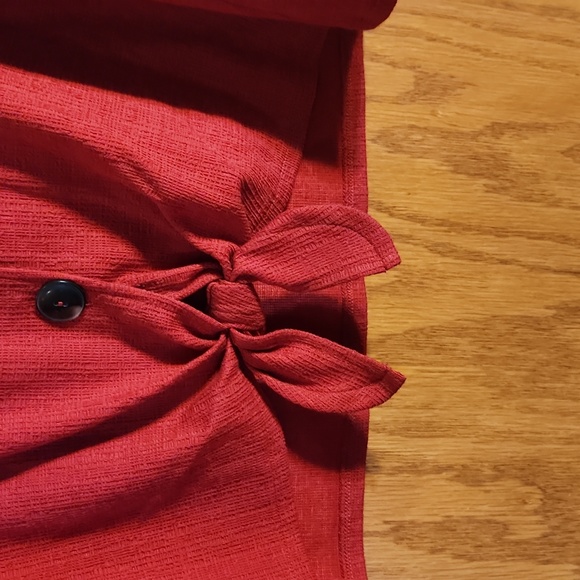 Old Navy cropped, casual v neck tank top, size medium with a tie in front. - Picture 4 of 6